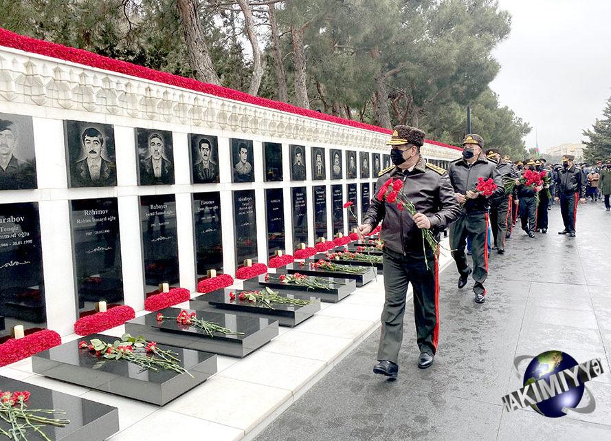 Müdafiə Nazirliyinin rəhbərliyi Şəhidlər xiyabanını ziyarət edib