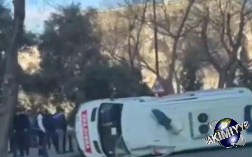 Dəhşətli hadisədə təcili tibbi yardım avtomobili aşıb