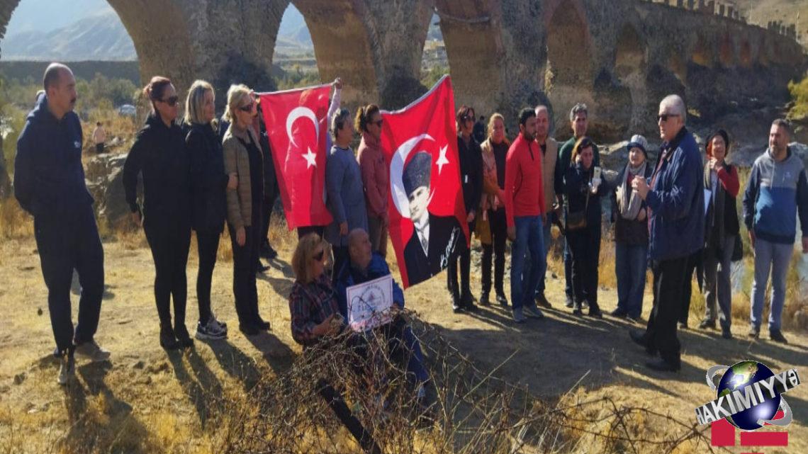 Türkiyəli səyyahlar Xudafərin körpüsündə olublar