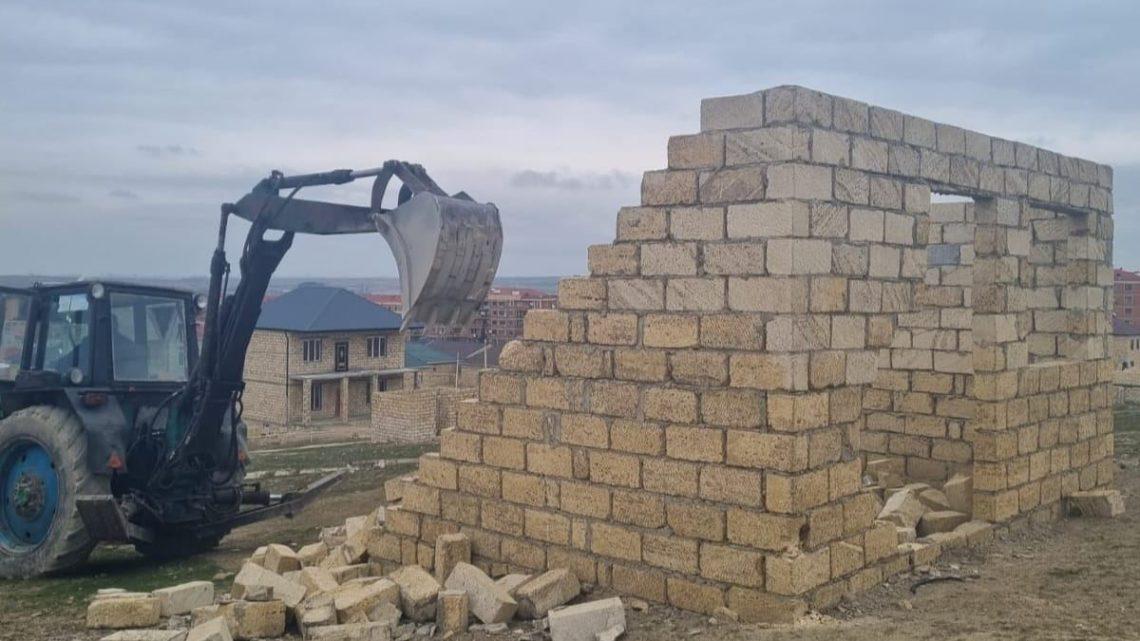 Qaradağ rayonunda qanunsuz tikililər sökülüb