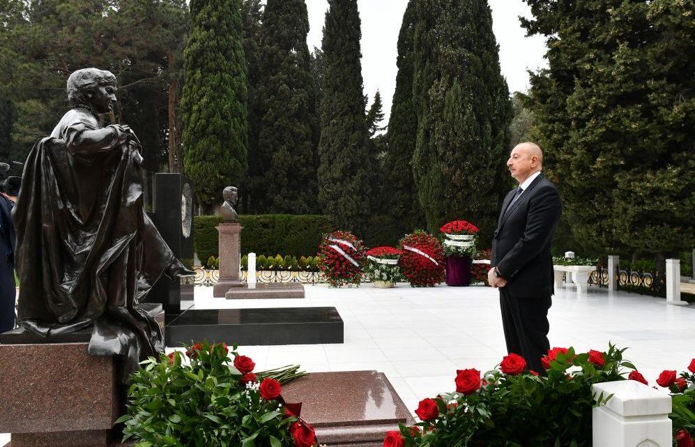 Prezident İlham Əliyev akademik Zərifə xanım Əliyevanın məzarını ziyarət edib