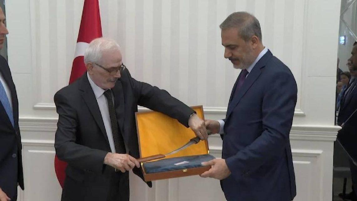 Türkiyəli nazirə İraqda 120 illik Osmanlı xəncəri hədiyyə edilib