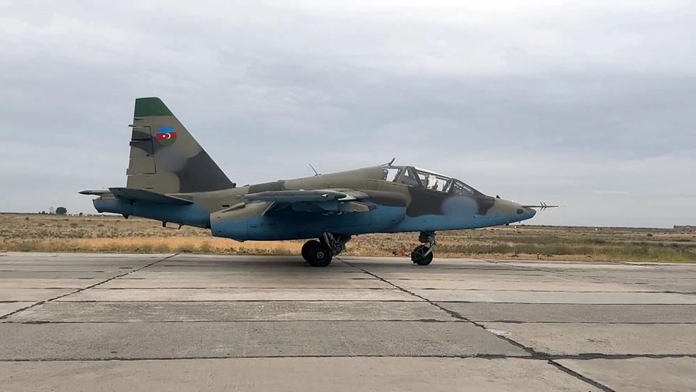 Hərbi pilotların peşəkarlığı artırılır