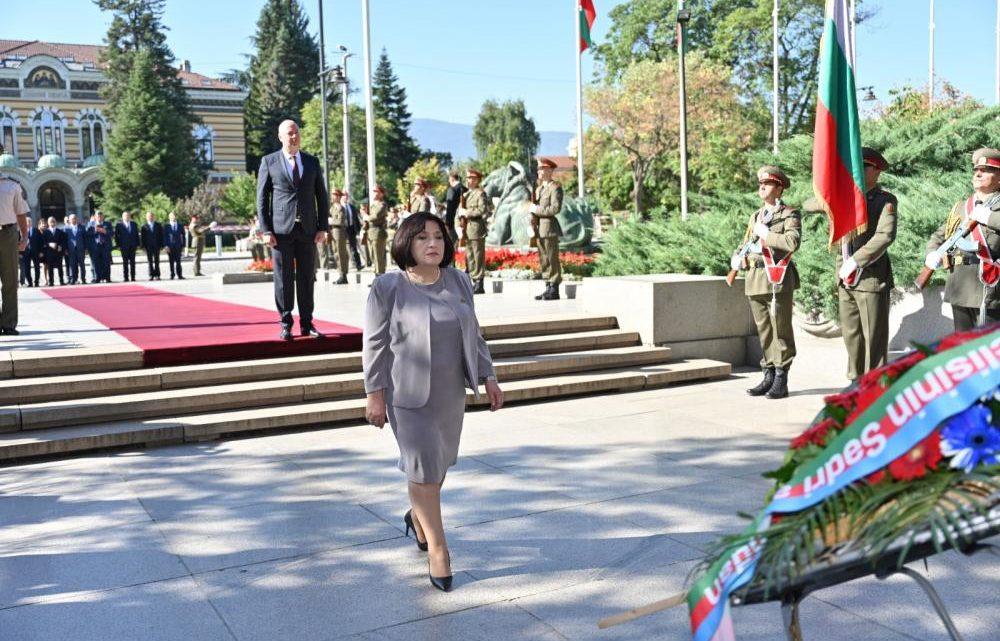 Milli Məclisin sədri Sahibə Qafarova Sofiya şəhərində “Naməlum əsgər” abidəsini ziyarət edib