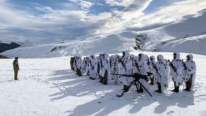 Baş Qərargah rəisi yüksək dağlıq ərazidə yerləşən hərbi hissələrin döyüş hazırlığını yoxlayıb