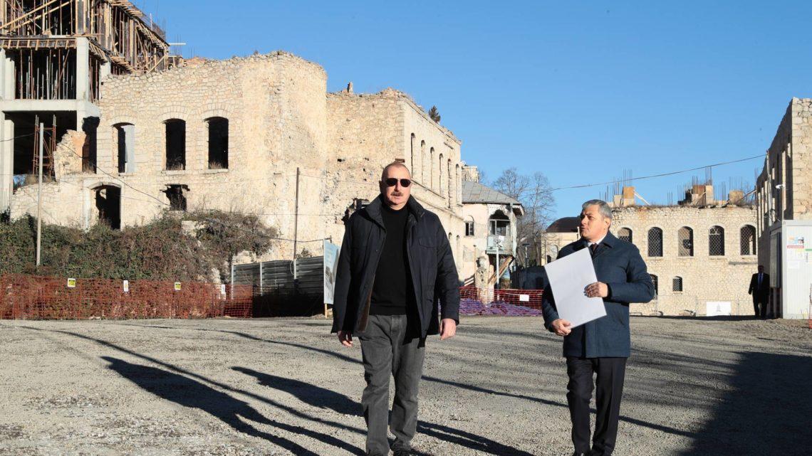 Prezident İlham Əliyev Şuşa şəhərinin Qarabağ küçəsində aparılan tikinti işləri ilə tanış olub