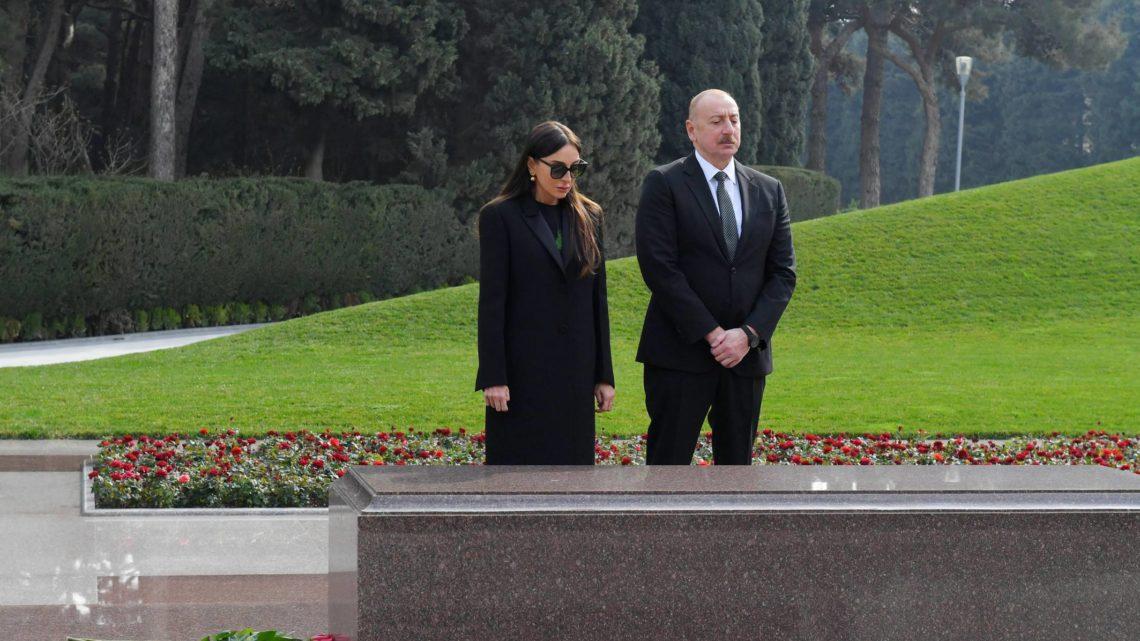 Prezident İlham Əliyev və birinci xanım Mehriban Əliyeva Ümummilli Lider Heydər Əliyevin məzarını ziyarət edib