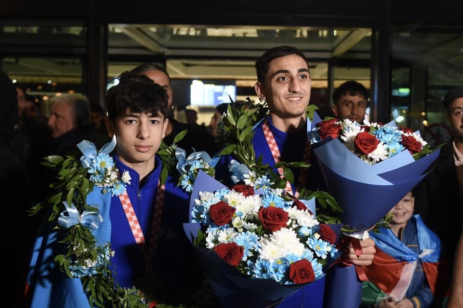 Avropa çempionatında qızıl medal qazanan Azərbaycan boksçuları Vətənə qayıdıblar