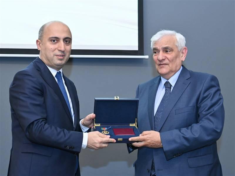 Elm və təhsil naziri Emin Əmrullayev Kamal Abdullaya “Heydər Əliyevin 100 illiyi (1923-2023)” yubiley medalını təqdim edib