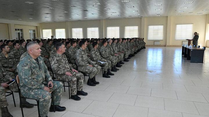 Müdafiə Nazirliyinin rəhbər heyəti hərbi vəzifəlilərlə görüşüb