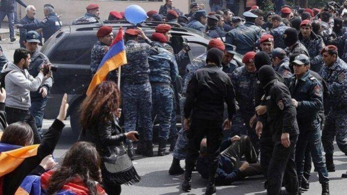 İrəvanda mitinqdə Qalstanyan və polis arasında qarşıdurma yaşanıb