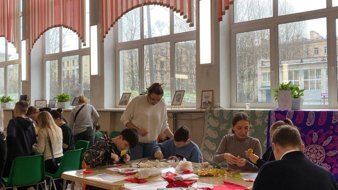 Sankt-Peterburqun 152 saylı orta məktəbində “Öz əllərinlə xöşbəxtlik” adlı master klass keçirilmişdir