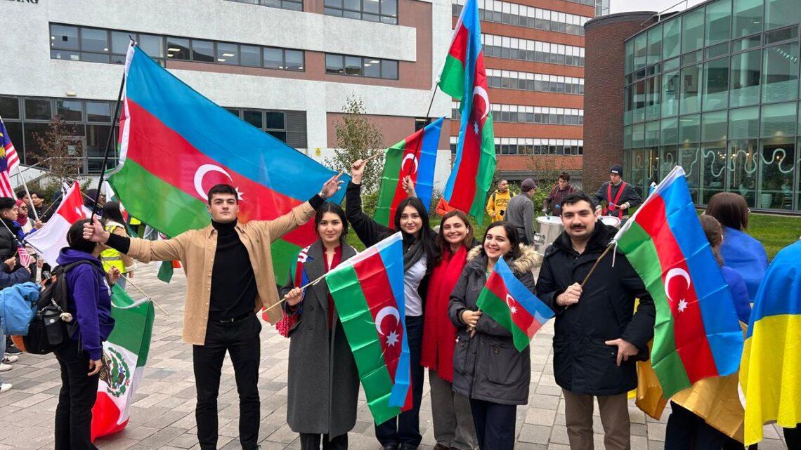 Azərbaycanlı tələbələr Şeffildə keçirilən “Bayraq Paradı”nda iştirak ediblər
