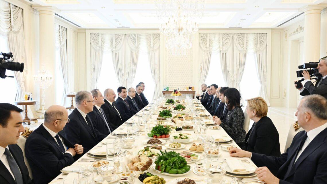 Prezident İlham Əliyevin Gürcüstanın Baş naziri ilə nahar əsnasında geniş tərkibdə görüşü olub