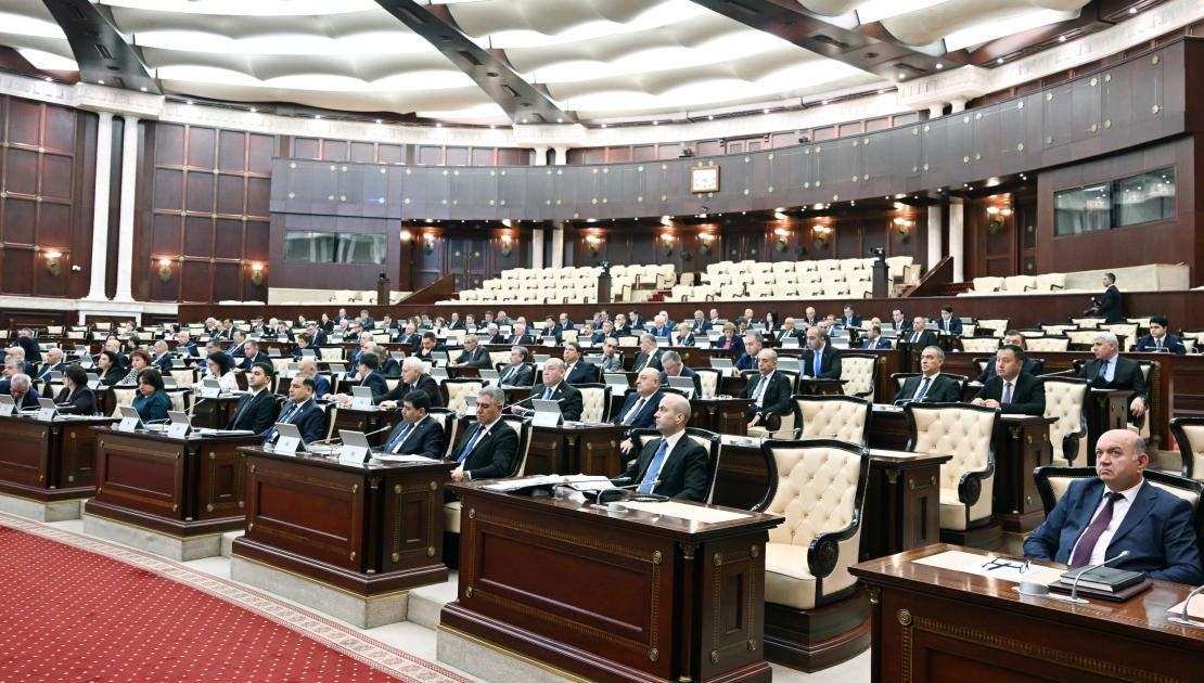 Milli Məclisin yaz sessiyasının ilk plenar iclası keçirilib, 16 məsələ müzakirə olunub 