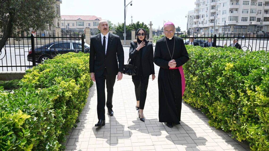 Prezident İlham Əliyev Bakıdakı Müqəddəs Məryəm Ana kilsəsində olub, Roma Papası Fransiskin vəfatı ilə əlaqədar başsağlığı verib