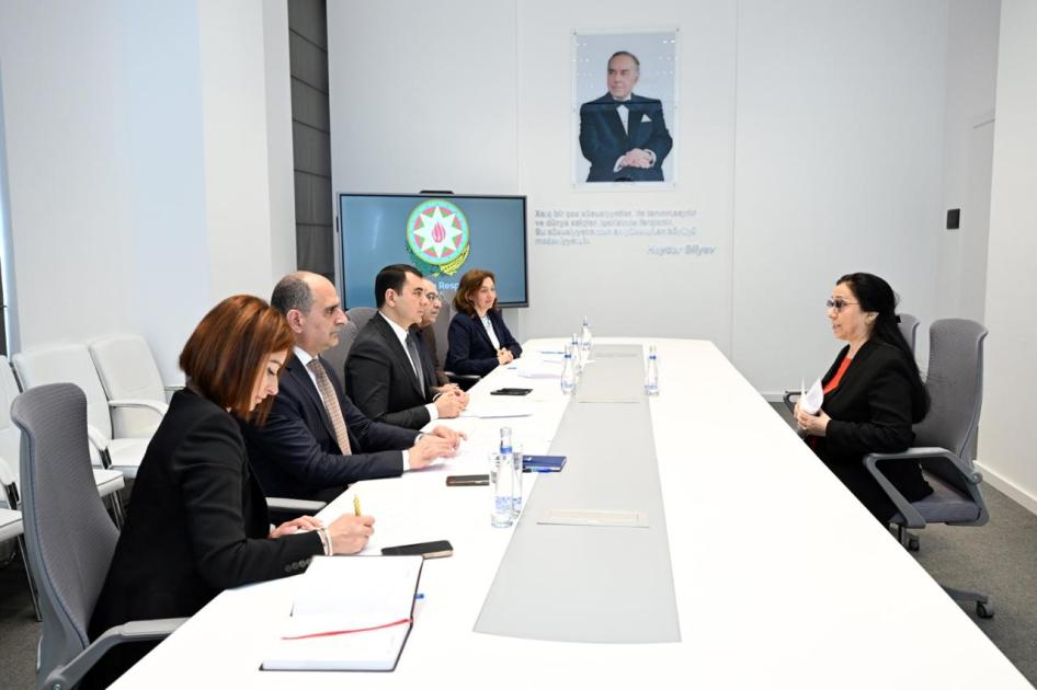 Mədəniyyət naziri Bakıda növbəti dəfə bir qrup vətəndaşın müraciətini dinləyib