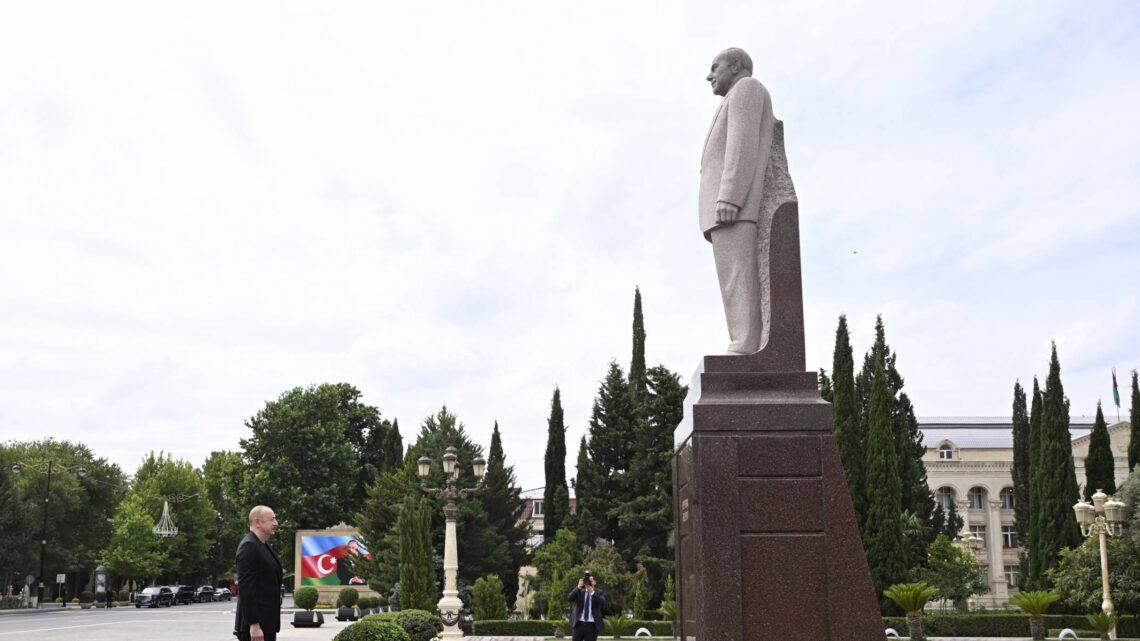 Prezident İlham Əliyev Yevlax şəhərində Ümummilli Lider Heydər Əliyevin abidəsini ziyarət edib