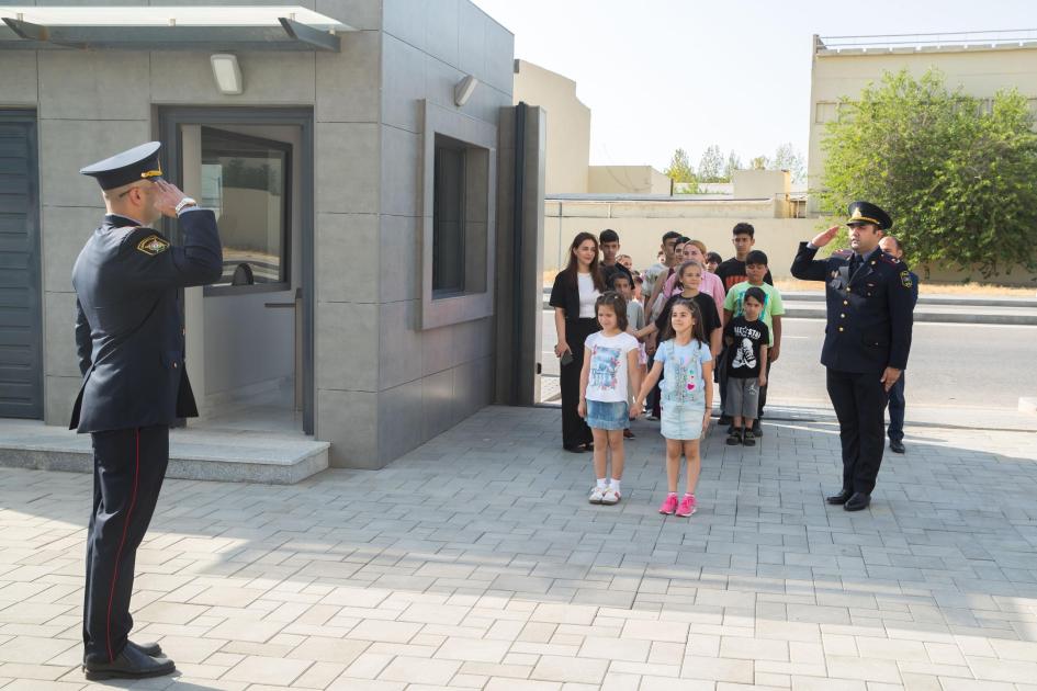 Uşaq evlərinin sakinləri polisləri təbrik ediblər