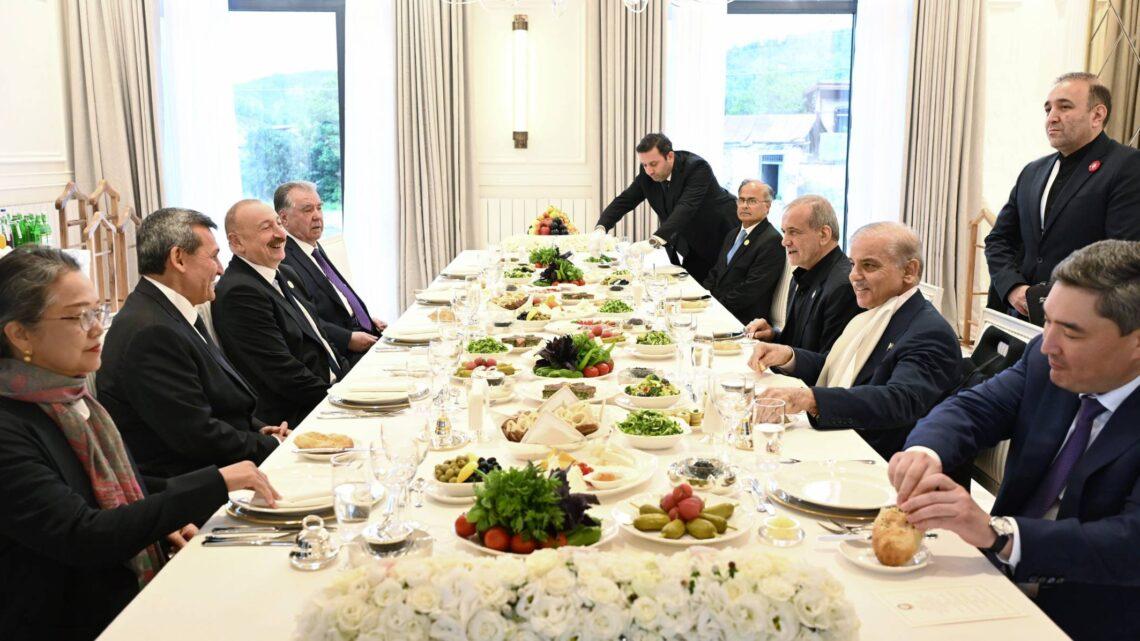 Prezident İlham Əliyevin adından İqtisadi Əməkdaşlıq Təşkilatının 17-ci Zirvə görüşünün iştirakçılarının şərəfinə rəsmi nahar verilib