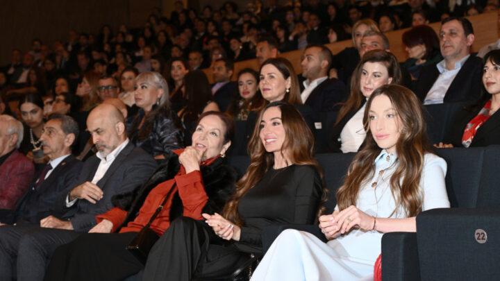 Arzu Əliyeva və Alena Əliyeva “Tağıyev: Məktəb” bədii filminin təqdimatında iştirak ediblər