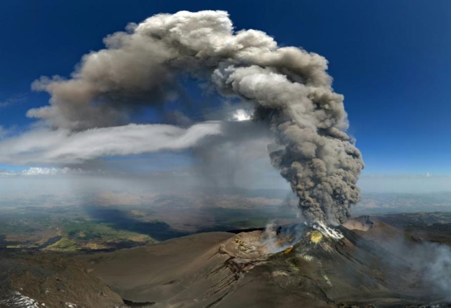 Etna vulkanının püskürməsi Siciliyada minlərlə turistin səfərini pozub