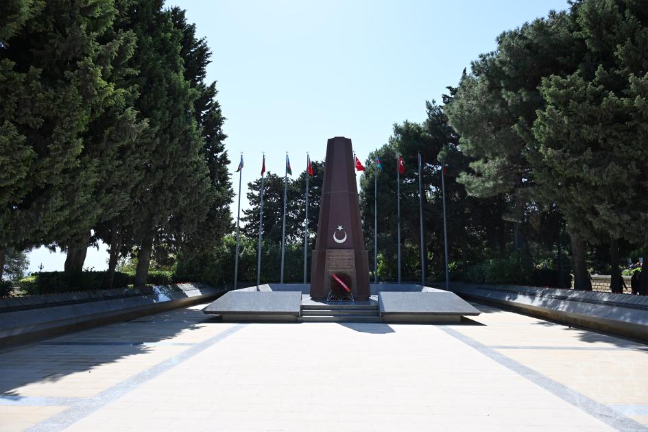 Bakıda Türkiyənin Zəfər bayramı münasibətilə Türk Şəhidliyi ziyarət olunub