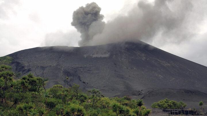 Sakit okeandakı Vanuatu adalarında vulkan püskürüb