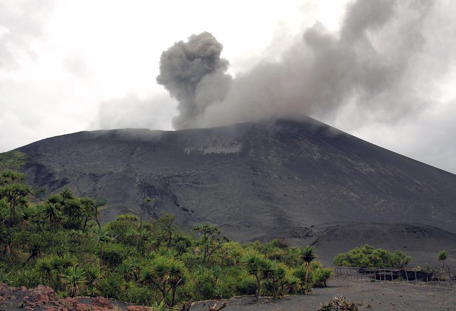 Sakit okeandakı Vanuatu adalarında vulkan püskürüb