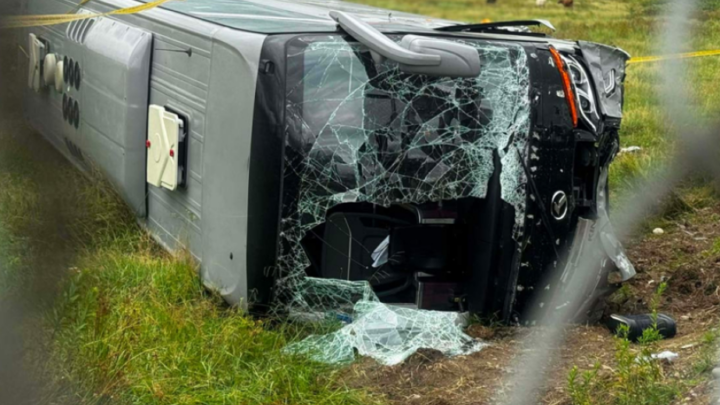 Gürcüstanda mikroavtobus dərəyə aşıb, 4 turist ölüb
