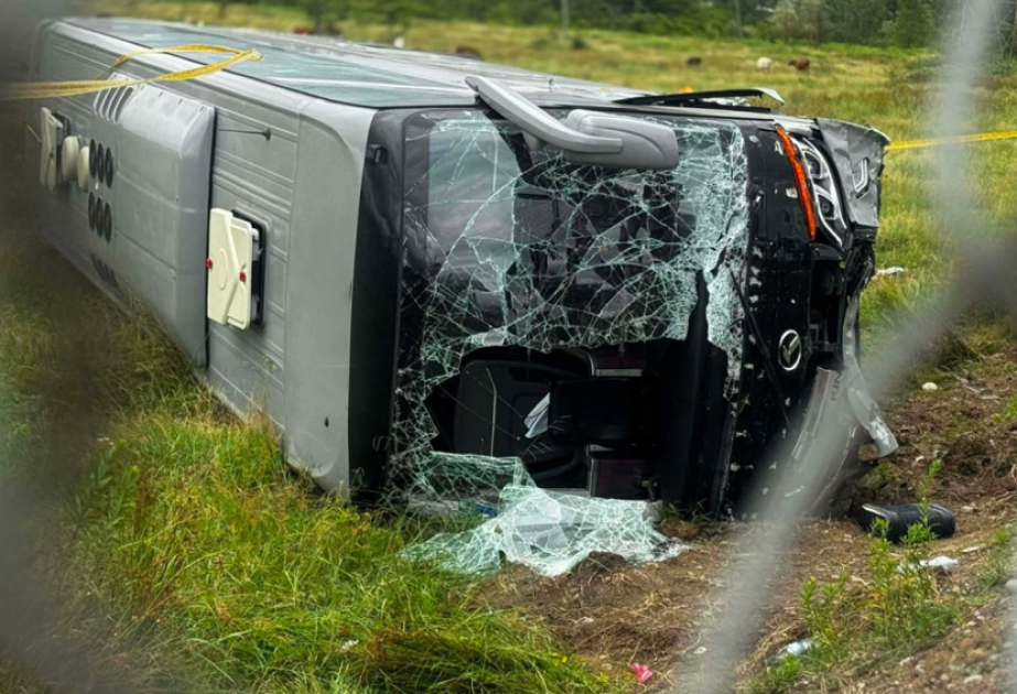 Gürcüstanda mikroavtobus dərəyə aşıb, 4 turist ölüb
