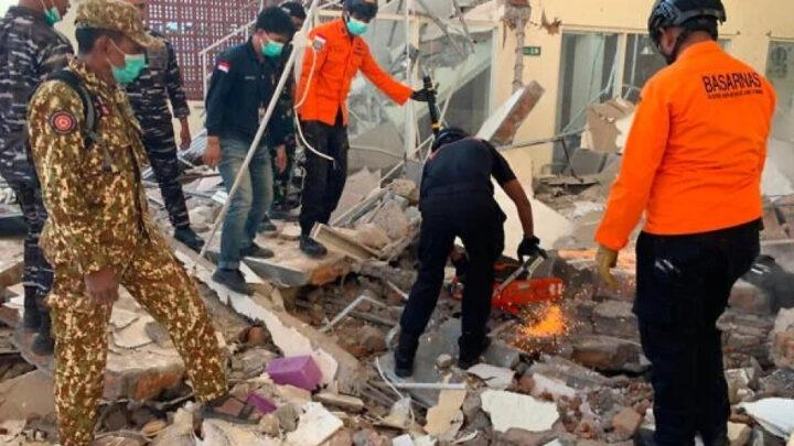 İndoneziyada 7,7 maqnitudalı zəlzələ 51 nəfərin həyatına son qoyub