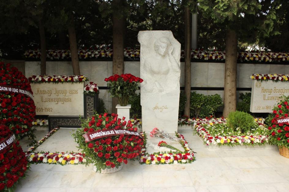 AMEA rəhbərliyi və Şərqşünaslıq İnstitutunun kollektivi Aida İmanquliyevanın məzarını ziyarət edib