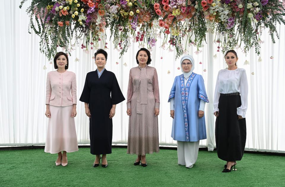 Birinci xanım Mehriban Əliyeva Bişkekdə dekorativ-tətbiqi sənət ustalarının əl işlərindən ibarət sərgi ilə tanış olub 