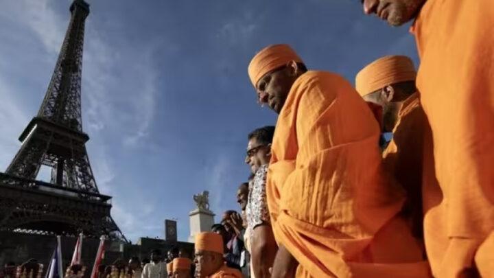 Eyfel qülləsi bağlanıb: hindu qrupun ziyarəti qalmaqala səbəb olub