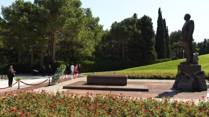 Pan-Afrika Parlamentinin prezidenti Fəxri xiyabanı və Zəfər parkını ziyarət edib