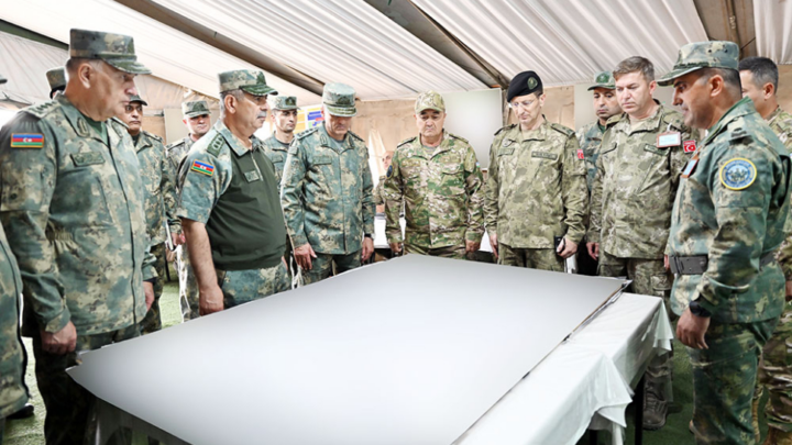 Müdafiə Nazirliyinin rəhbərliyi təlimdə məşqlərin gedişatını izləyib 
