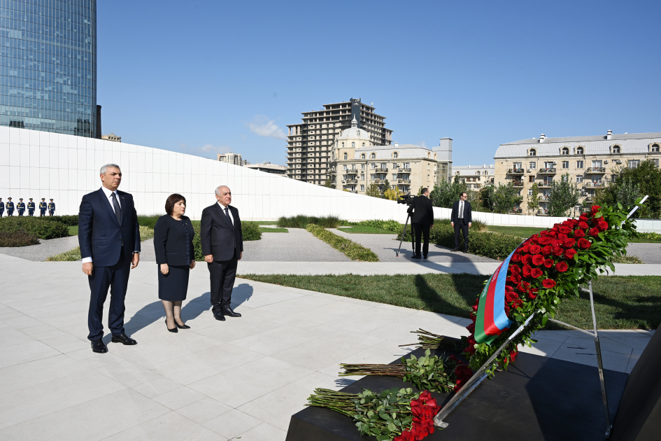 Dövlət və hökumət rəsmiləri Bakıda Zəfər parkında olublar 