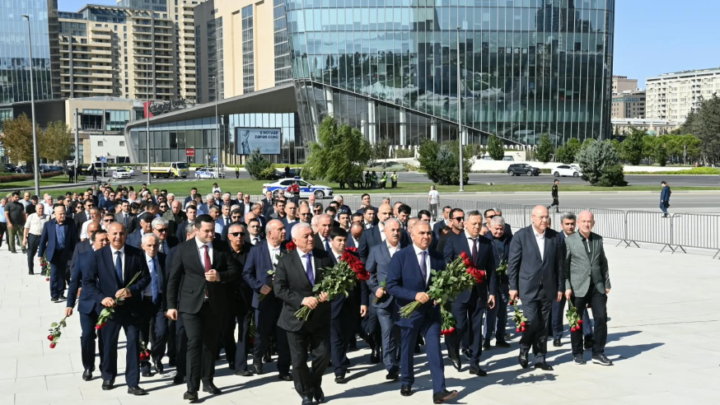 “AzərEnerji” və “Azərişıq” ASC-lərin kollektivi şəhidlərin xatirəsini anıb 