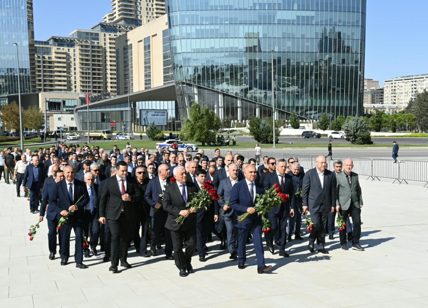 “AzərEnerji” və “Azərişıq” ASC-lərin kollektivi şəhidlərin xatirəsini anıb 