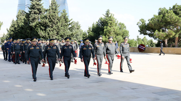 Müdafiə Nazirliyinin rəhbərliyi Şəhidlər xiyabanlarını və Zəfər parkını ziyarət edib 