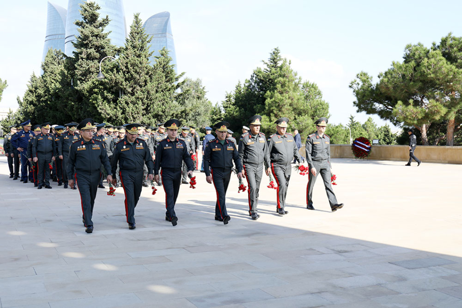 Müdafiə Nazirliyinin rəhbərliyi Şəhidlər xiyabanlarını və Zəfər parkını ziyarət edib 