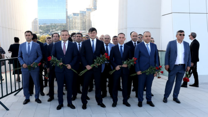 Diasporla İş üzrə Dövlət Komitəsinin əməkdaşları və xaricdəki soydaşlarımız Zəfər parkını ziyarət ediblər 