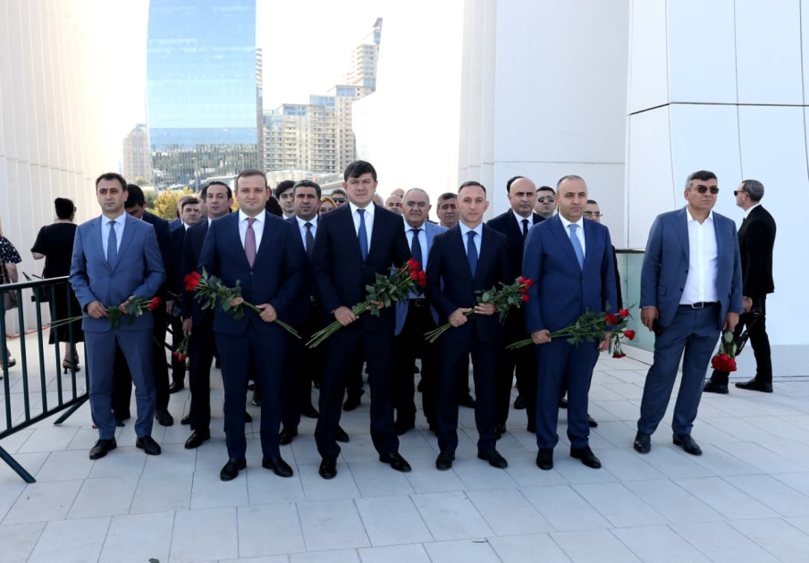Diasporla İş üzrə Dövlət Komitəsinin əməkdaşları və xaricdəki soydaşlarımız Zəfər parkını ziyarət ediblər 