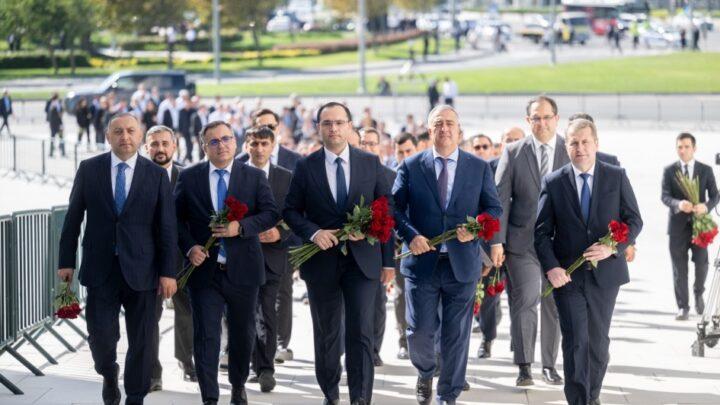 Kənd Təsərrüfatı Nazirliyinin kollektivi şəhidlərimizin xatirəsini ehtiramla yad edib 