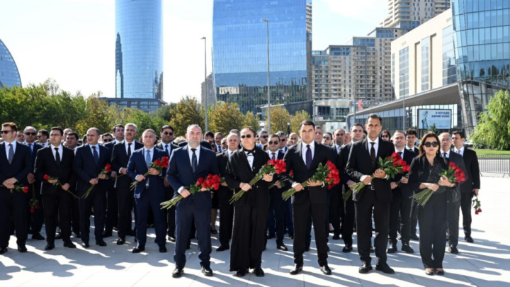 Mədəniyyət Nazirliyinin kollektivi şəhidlərin xatirəsini yad edib 