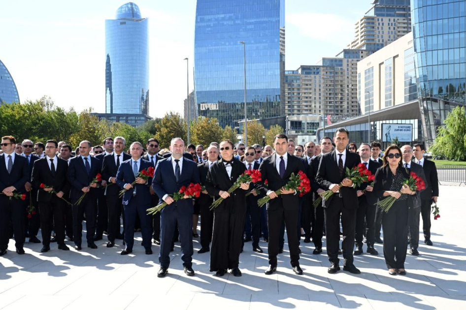Mədəniyyət Nazirliyinin kollektivi şəhidlərin xatirəsini yad edib 