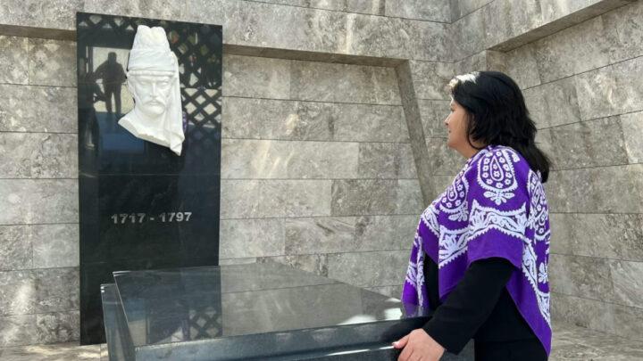 Şəhid qanı ilə yoğurulub Vətən olan torpağa, daşa niyə adımızı yazmaq zərurəti hiss edək ki?!