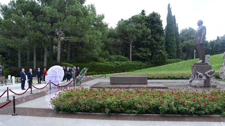 YAP və ÇKP nümayəndələri Ümummilli Liderin məzarını və Şəhidlər xiyabanını ziyarət ediblər