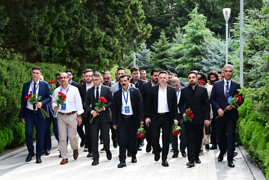 Türkiyə, Gürcüstan və İraqdan gələn azərbaycanlı din xadimləri Fəxri xiyabanı və Şəhidlər xiyabanını ziyarət ediblər